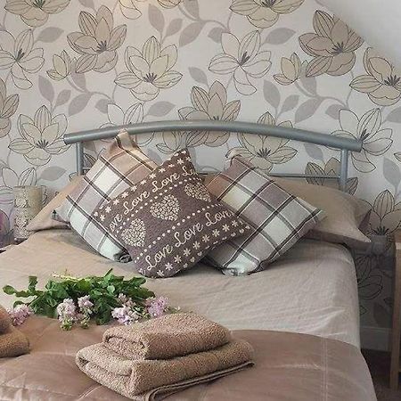 Villa Carvetii - Gemini House - 4 Bed House Sleeps Up To 8 People Tillicoultry Exterior foto